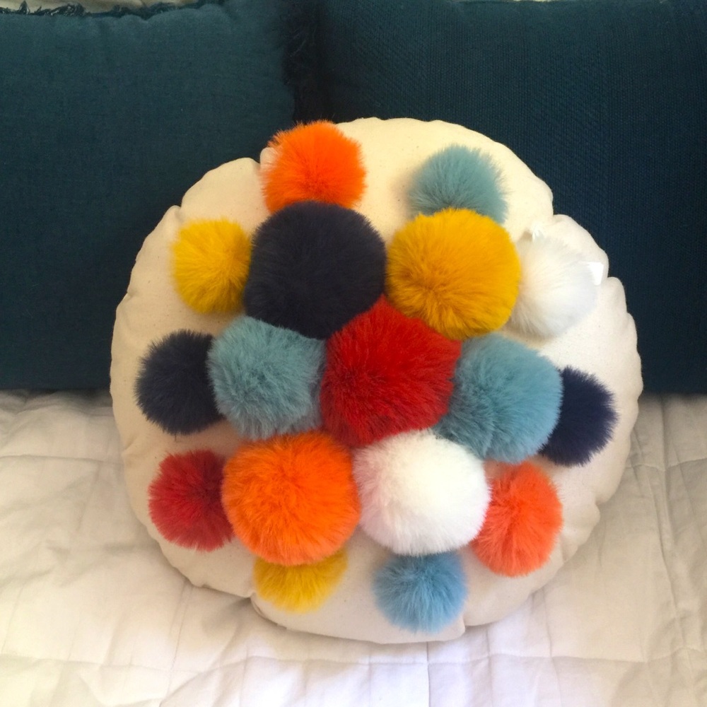 Pom Pom circular throw pillow